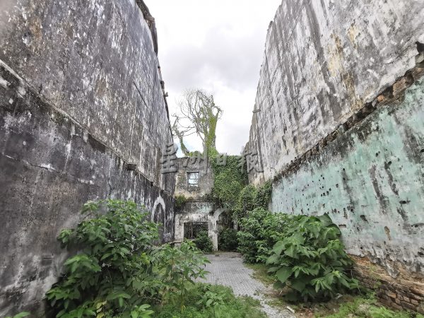 供fb/荒废店屋藏隐忧,甚至沦为大小解之地