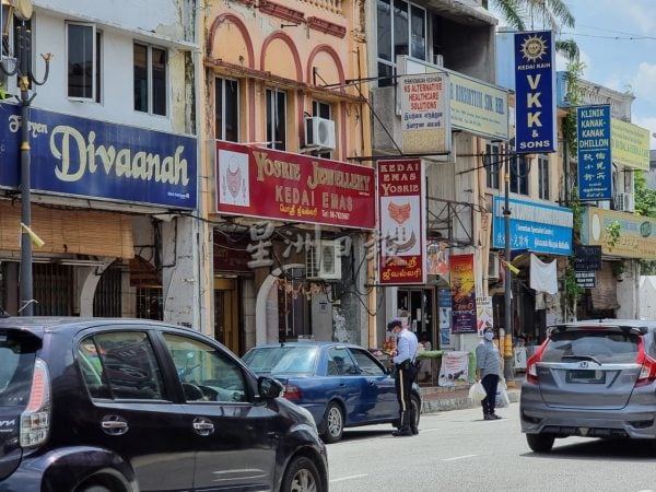 供fb:屠妖节渐近,印度街违停情况加剧影响交通