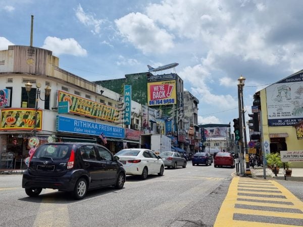 供fb:屠妖节渐近,印度街违停情况加剧影响交通