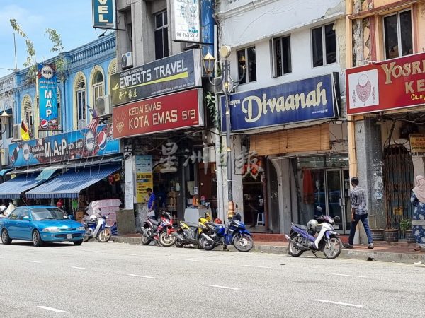 供fb:屠妖节渐近,印度街违停情况加剧影响交通