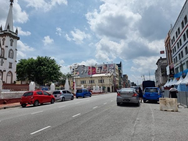 供fb:屠妖节渐近,印度街违停情况加剧影响交通