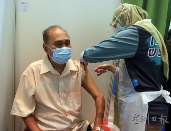 供fb：混打疫苗不广泛长者拒绝接种加强针，医生：年轻人接受度较高