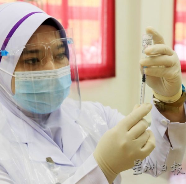 供fb：混打疫苗不广泛长者拒绝接种加强针，医生：年轻人接受度较高