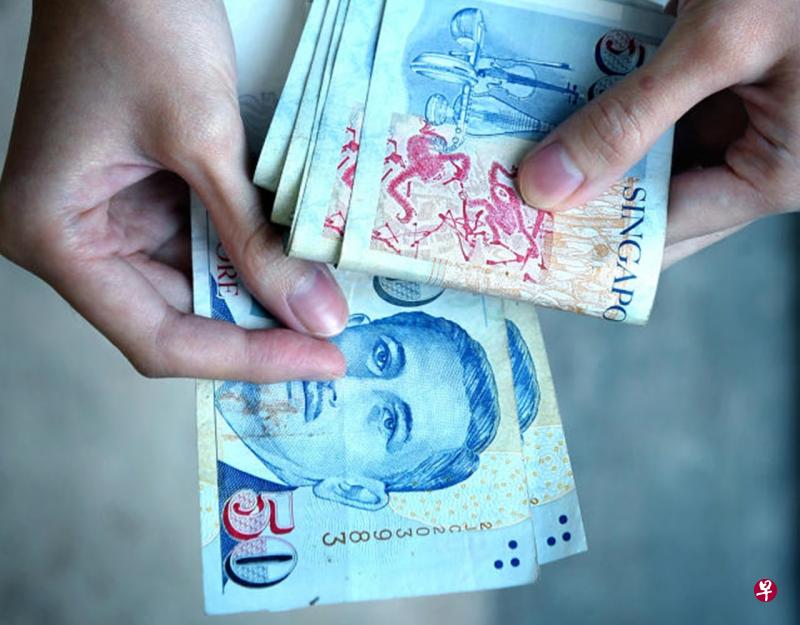 偷窃怕被揭钞票扔下楼 女佣监八个月