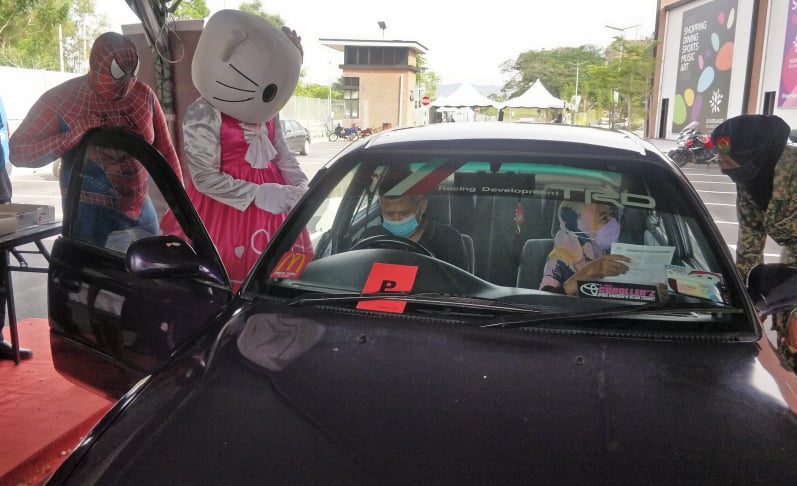 凯蒂猫与蜘蛛侠驾到 接种疫苗中心变得好欢乐