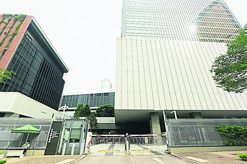 包围两年●政总中联办拆“水马阵”  港全面回复安全常态  香港全面回复安全常态