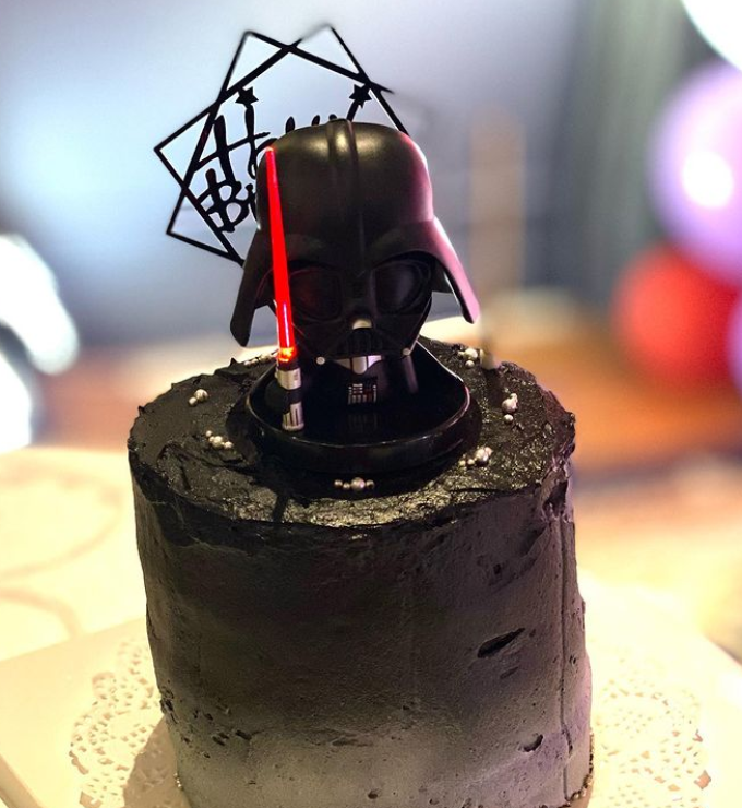 古天乐开派对迎51岁 与吴君如亲密互动