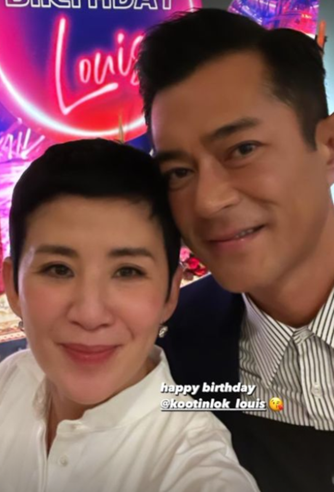 古天乐开派对迎51岁 与吴君如亲密互动