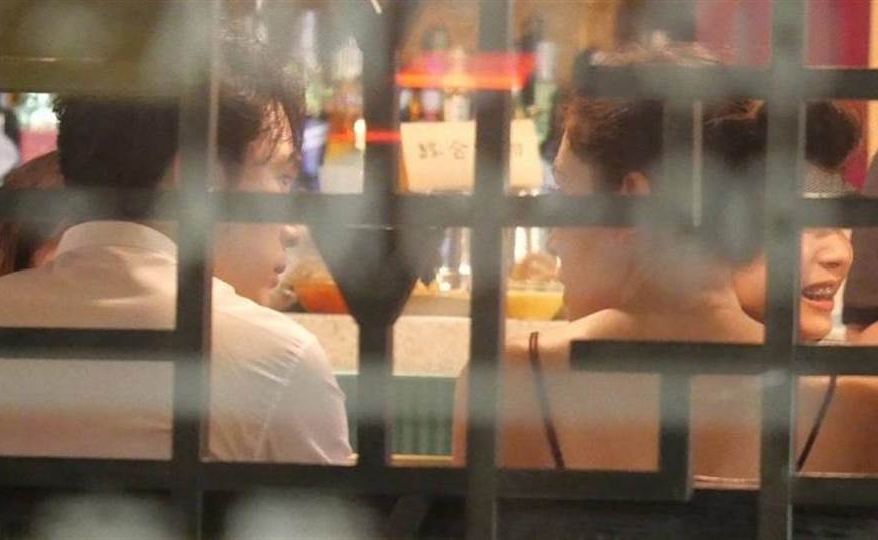 台前台后两样情! 邱泽许玮甯私下亲密咬耳朵