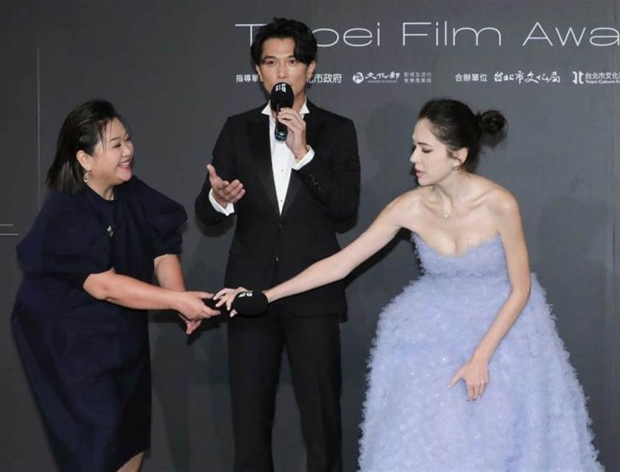 台前台后两样情! 邱泽许玮甯私下亲密咬耳朵