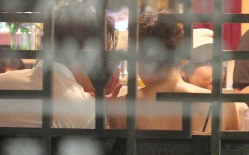 台前台后两样情! 邱泽许玮甯私下亲密咬耳朵