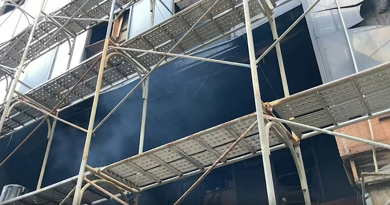 台湾/高雄大火扑灭近3天突冒白烟 吓坏街坊忧死灰复燃