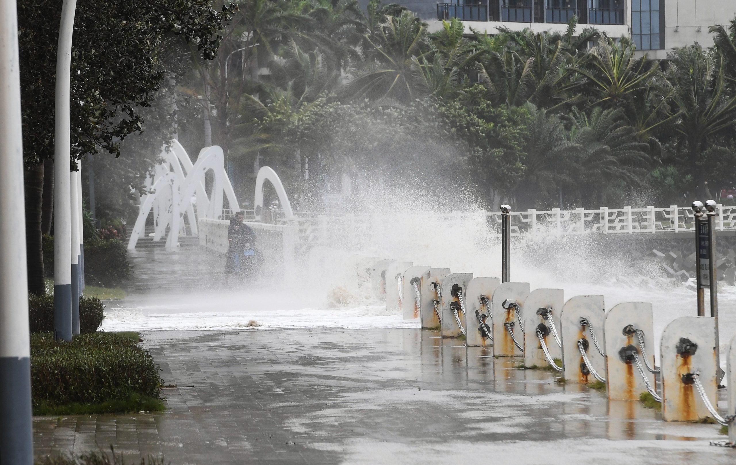 台风“圆规”速度持续加强 登陆最大风力料达13级