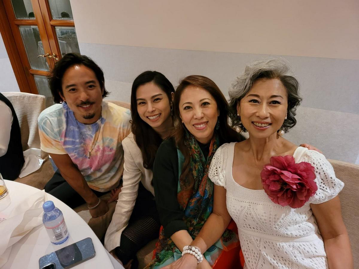 叶蒨文晒银发贺登6.喜与林子祥像双胞胎