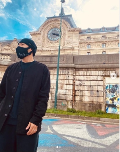 周杰伦晒儿女背影 称再忙也不愿错过孩子成长