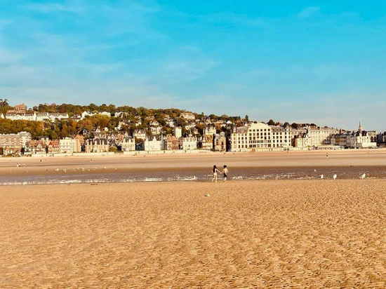 周杰伦晒儿女背影 称再忙也不愿错过孩子成长