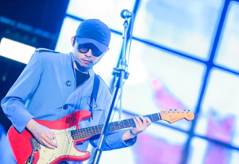 周迅爆新恋情 甜牵小13岁吉他手回酒店