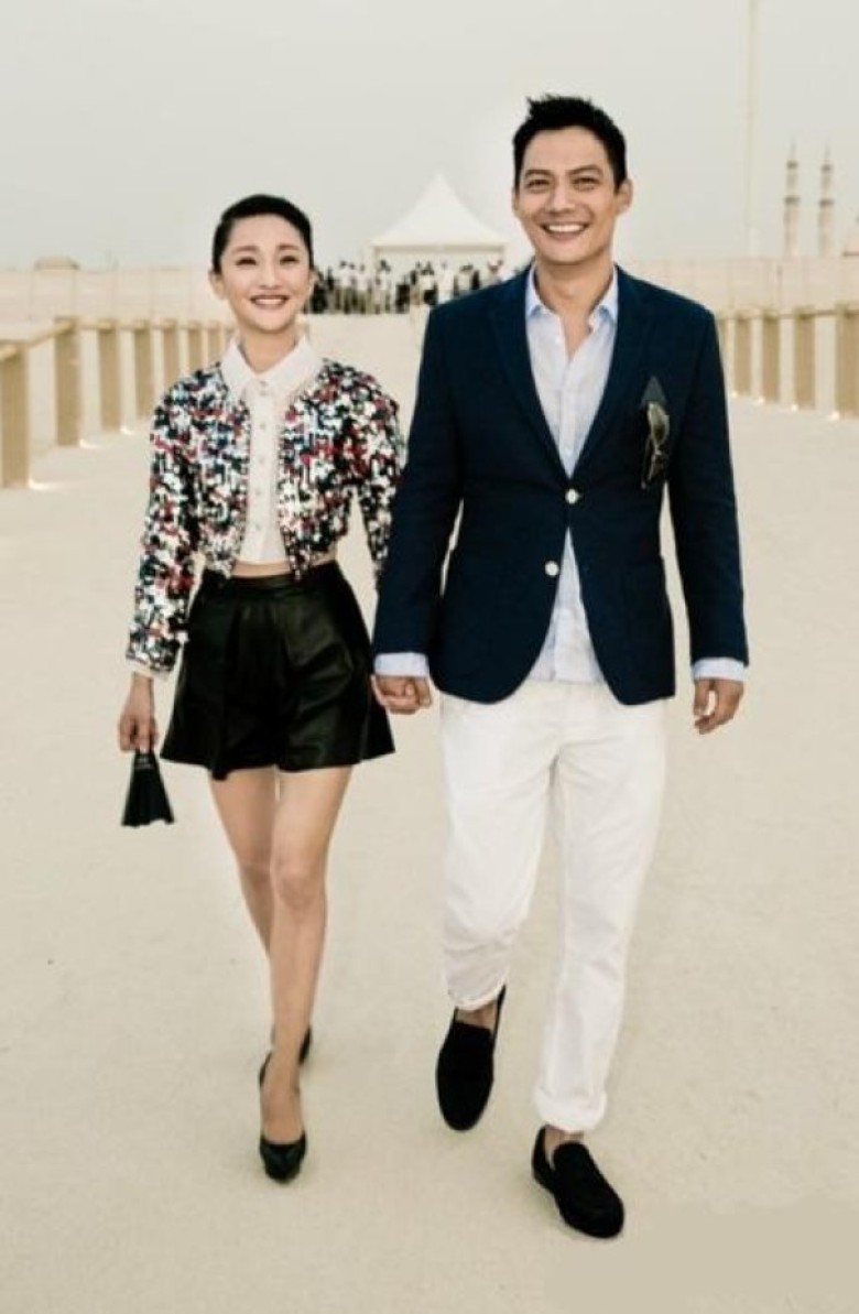 周迅爆新恋情 甜牵小13岁吉他手回酒店