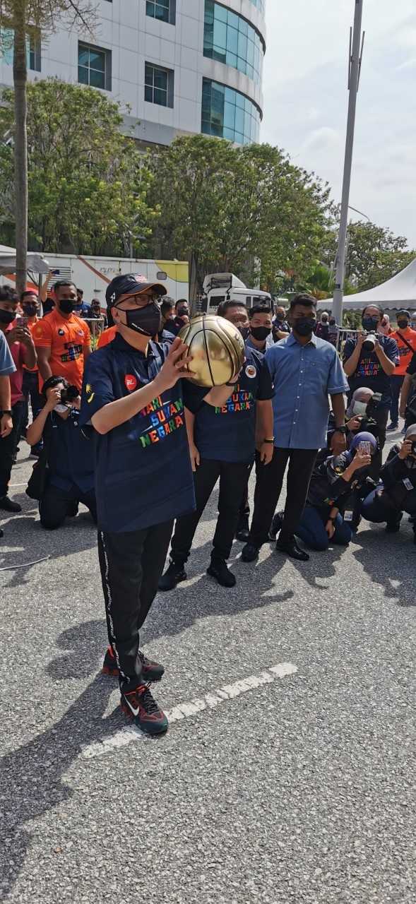 国家体育日布城三人篮赛  首相主持开幕大秀投篮