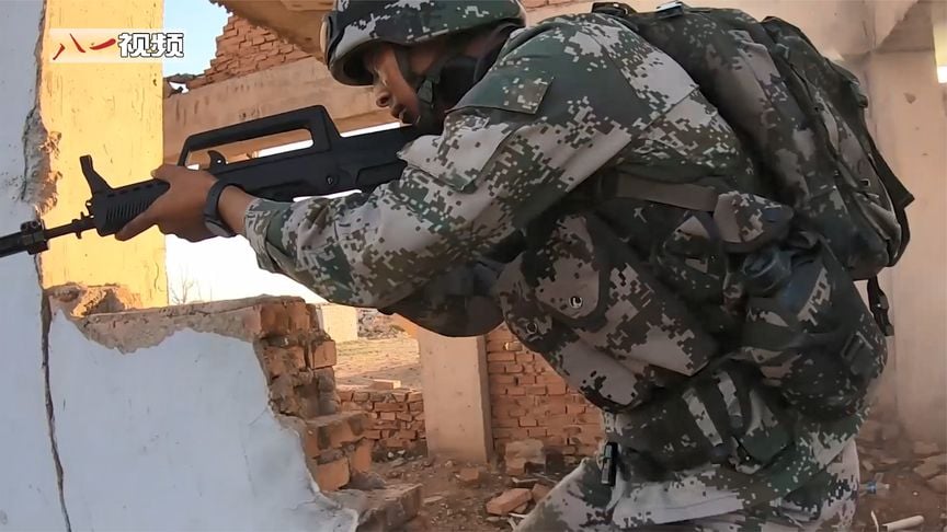 图与文两图/第73集团军城镇进攻演练 歼灭敌方解救人质