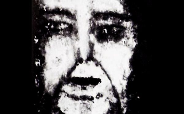 地板狂冒恐怖人脸！“神情每日不同”科学无法解释　诡异画面曝光