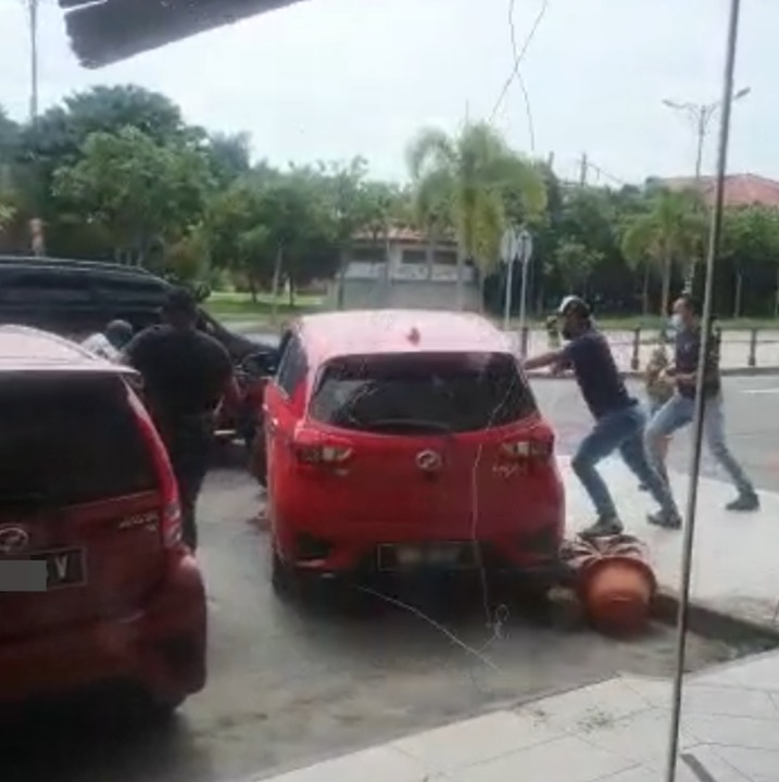 外籍男子涉毒拒捕驱车冲撞警员 警员开枪击中轮胎成功逮捕嫌犯