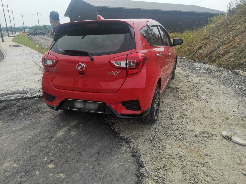 外籍男子涉毒拒捕驱车冲撞警员 警员开枪击中轮胎成功逮捕嫌犯