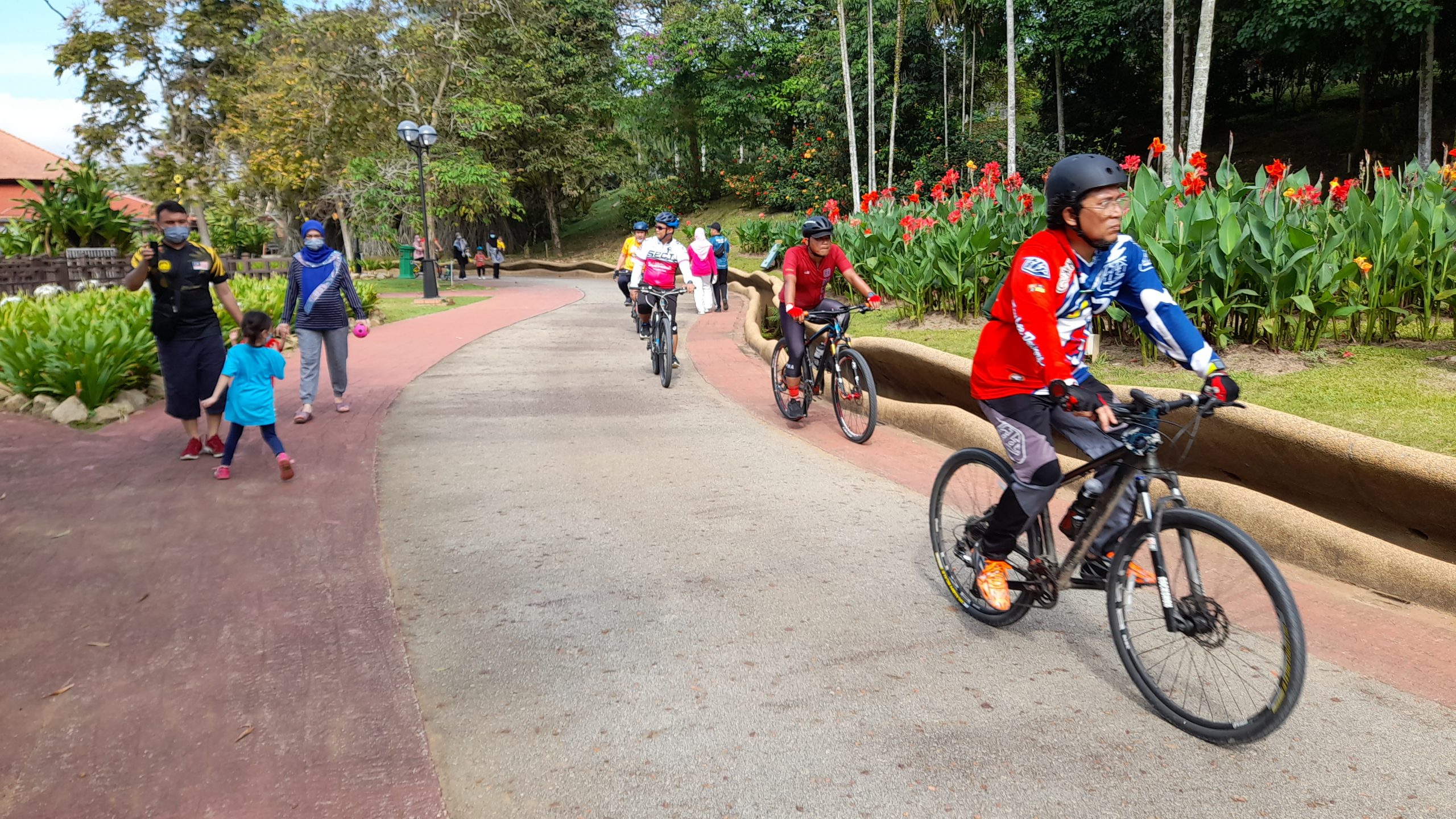 大都会2/走访布城湖滨公园人潮