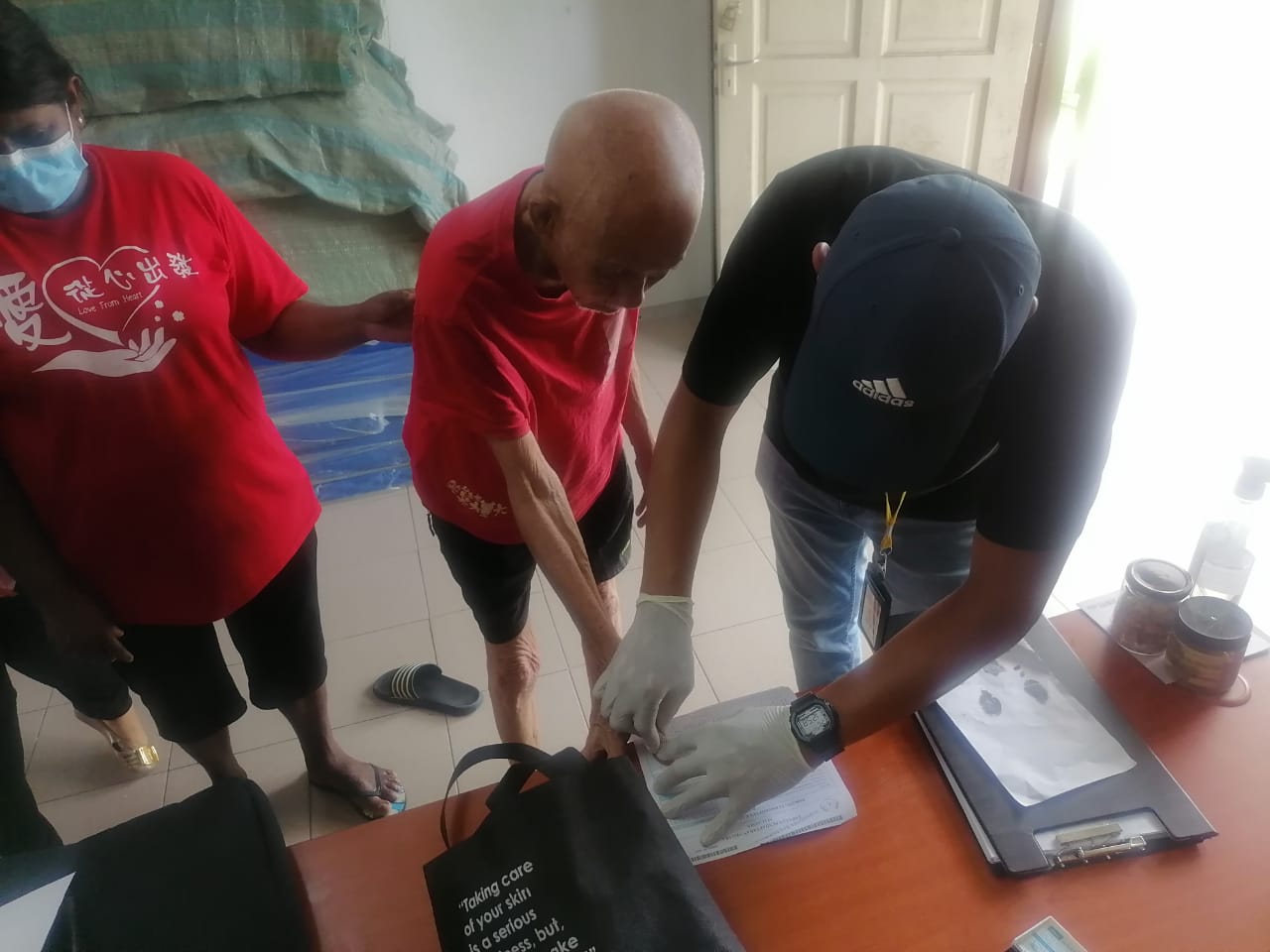 大都会:流落新古毛医院老人办大马卡/3图