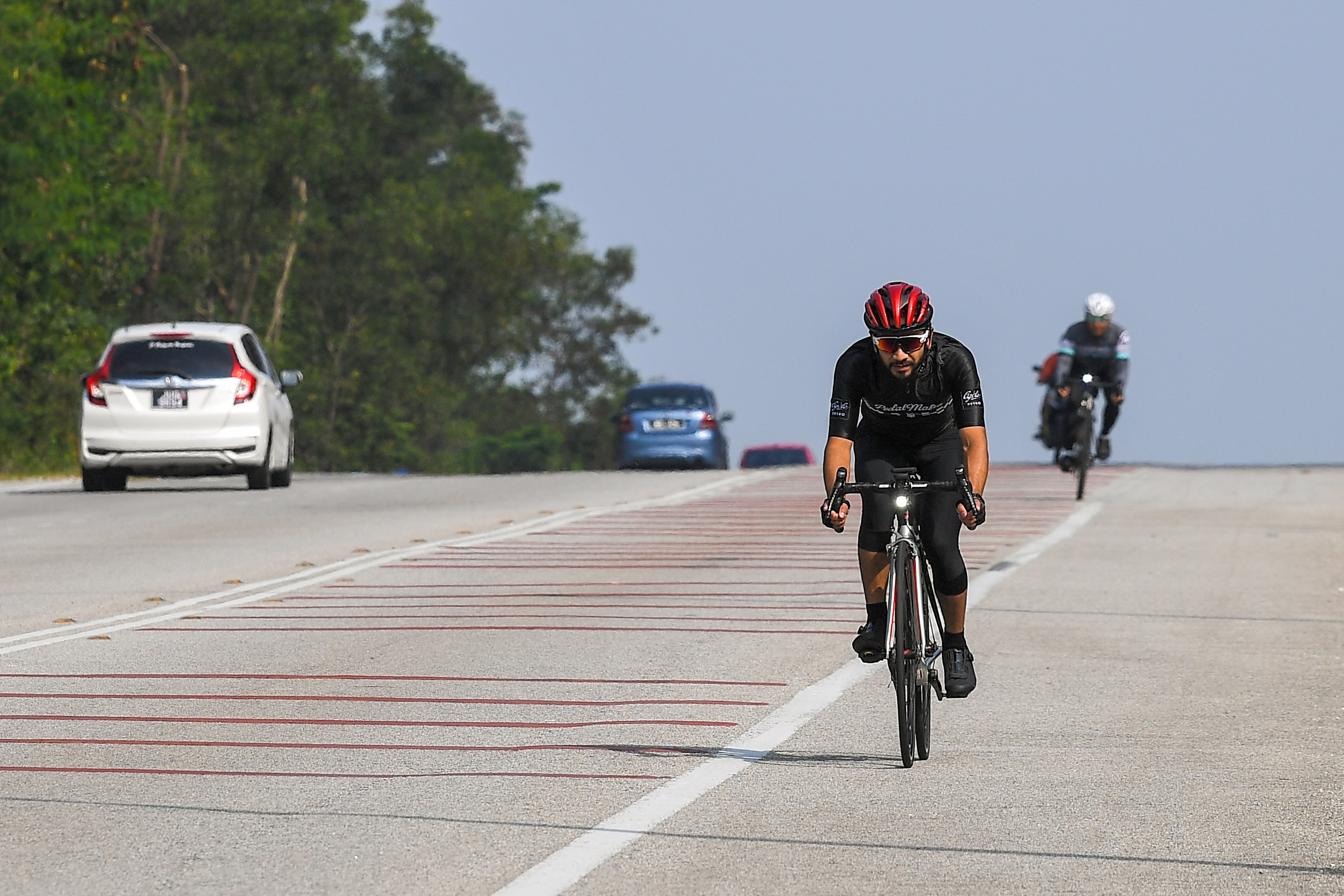大都会/脚车骑士休闲人车并行好危险