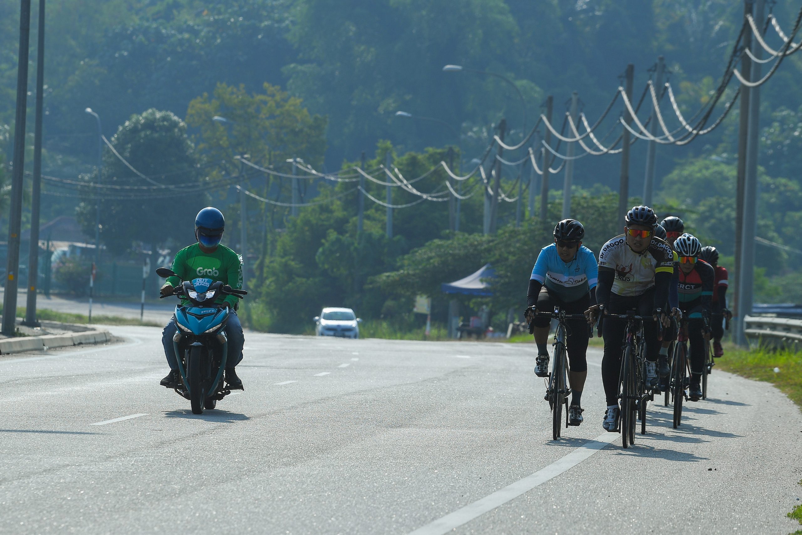 大都会/脚车骑士休闲人车并行好危险
