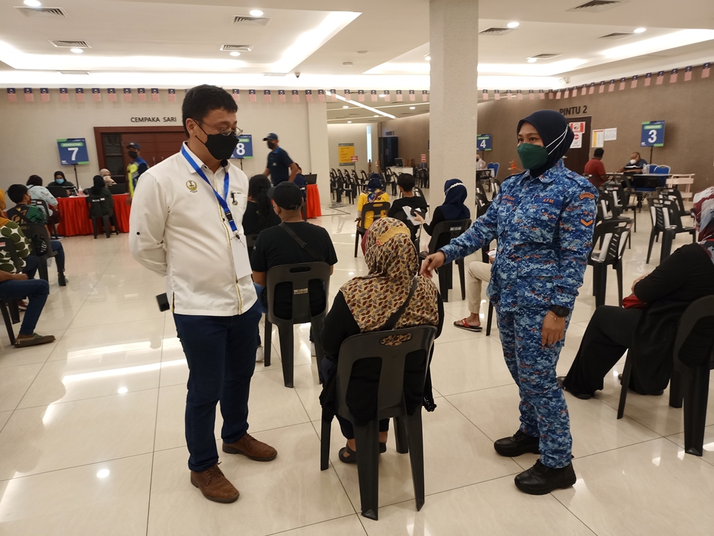 大霹雳时事焦点/启动退场机制停发首剂预约 牙也2接种中心延至29日才关