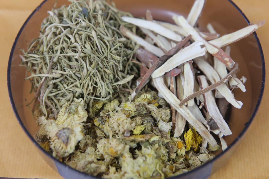 大霹雳时事焦点/天气转变突冷突热 “清毒三宝”凉茶热销