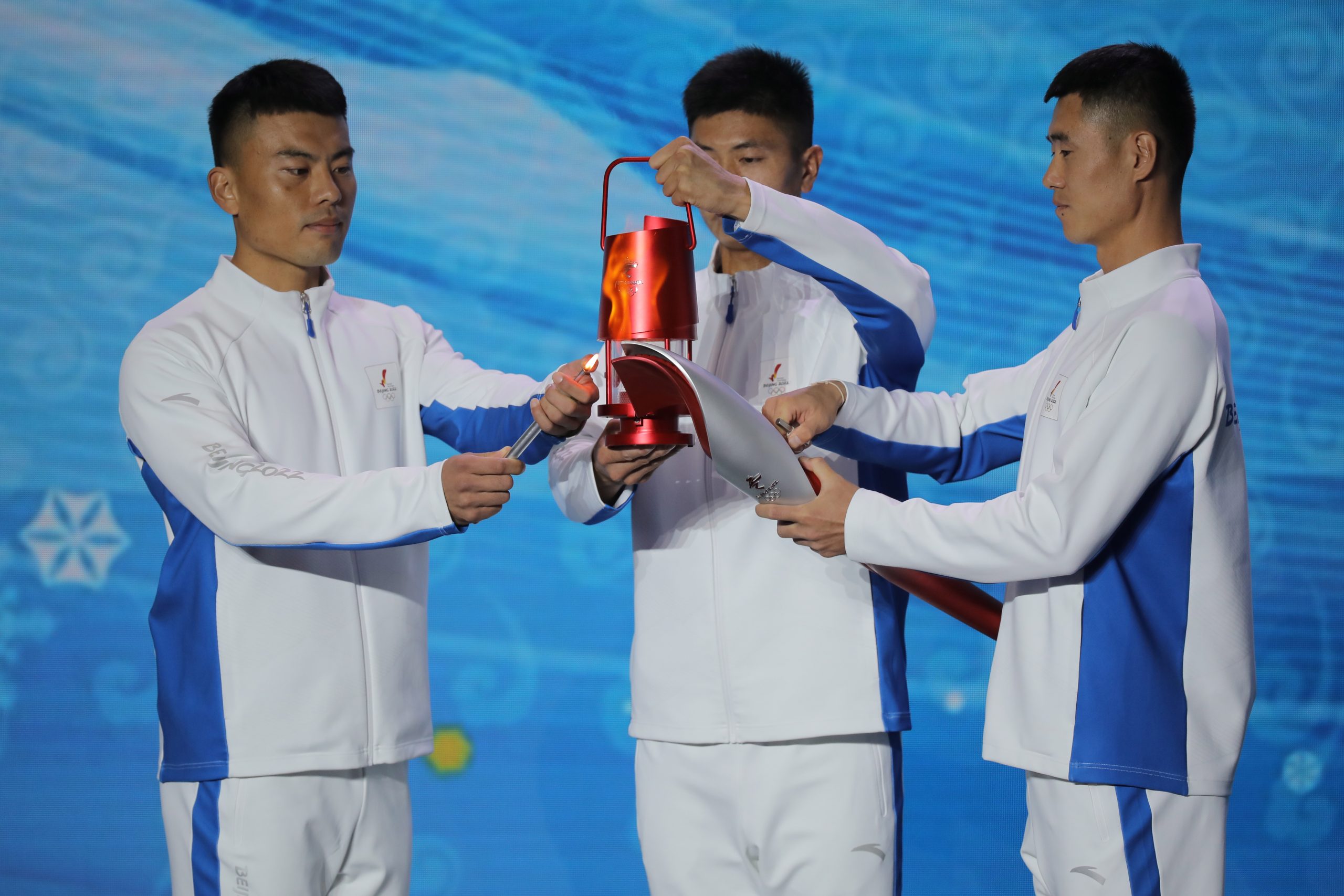 奥运之火中华大地再度燃烧  北京冬奥火炬点燃了！