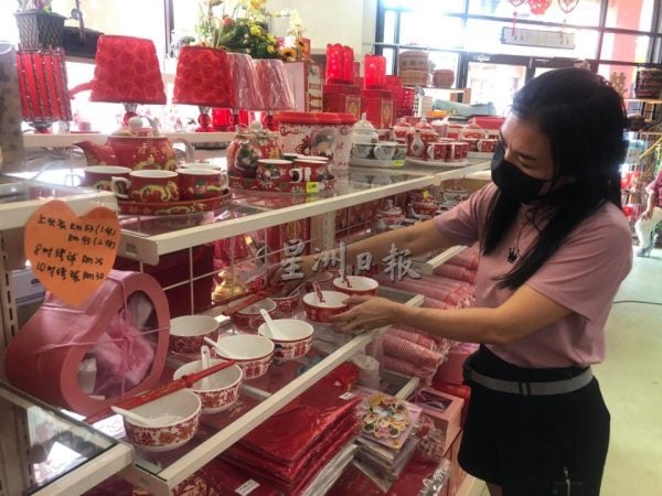 婚宴获准举办 又逢结婚旺季,婚庆用品市场看俏