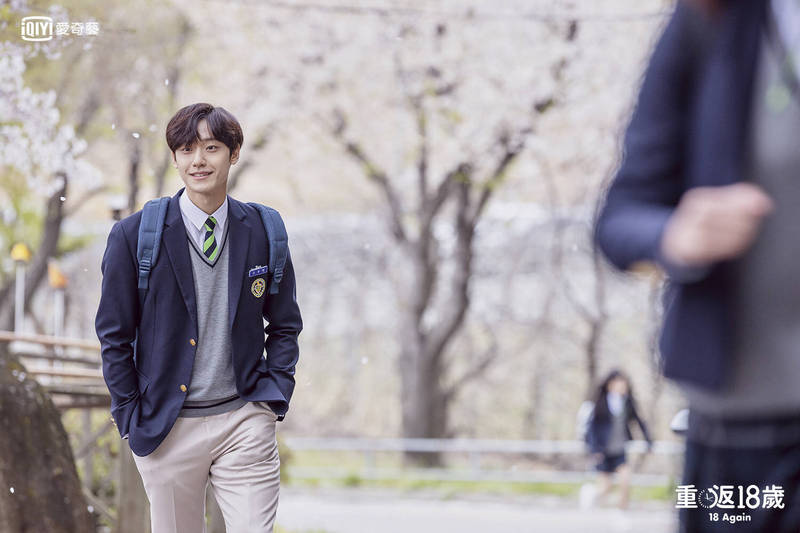 宋慧乔搭小13岁李到晛  遭狠酸“像母子”