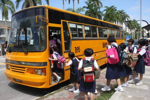 封面-大都会:电访校车业者有关复课/4图