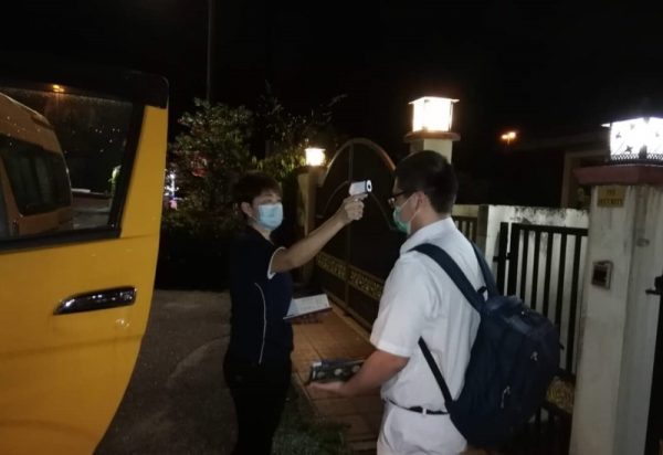 封面-大都会:电访校车业者有关复课/4图