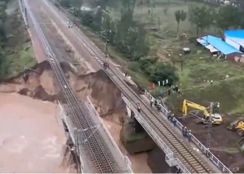 山西暴雨冲毁大桥地基　路轨悬空货运列车急停