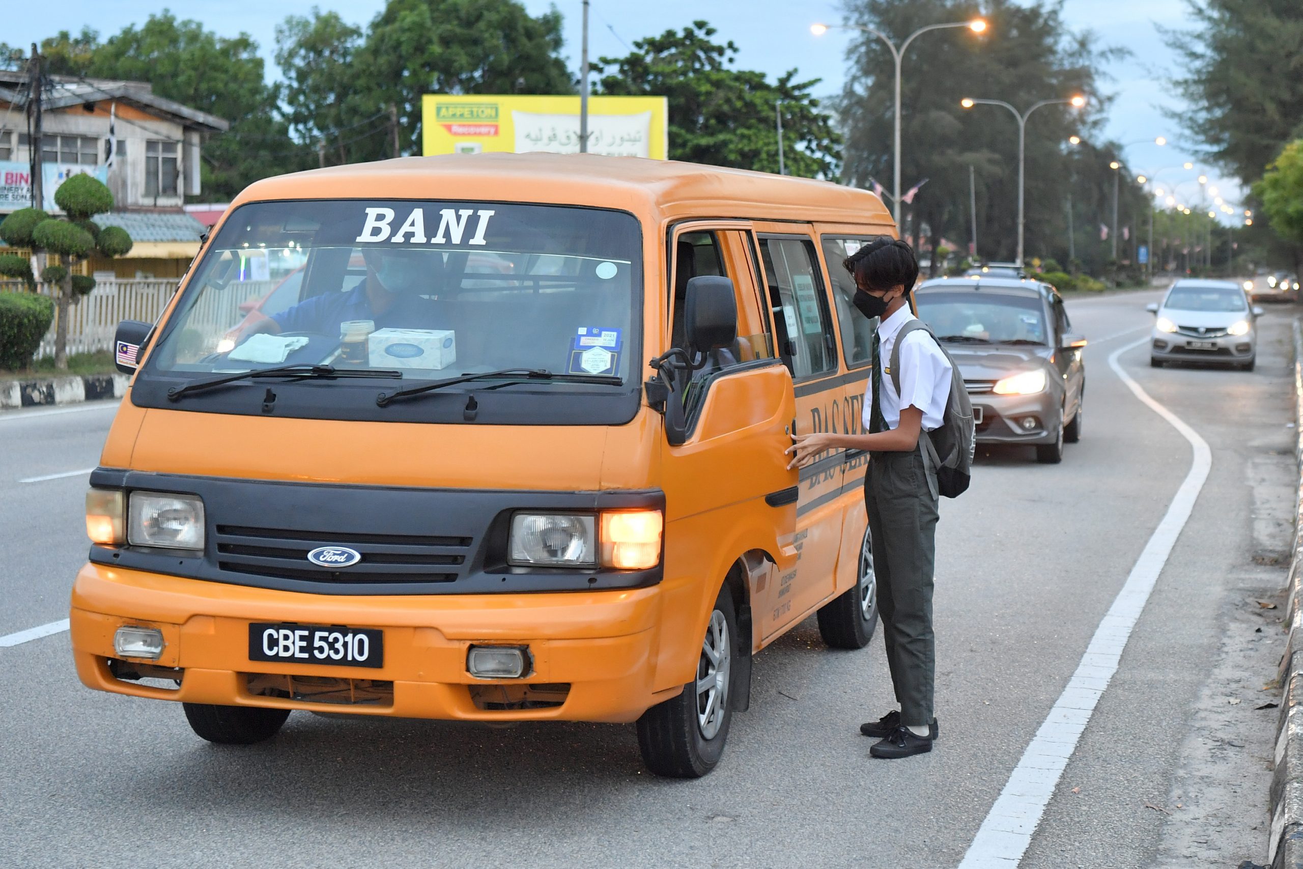 已签∕全国:登嘉楼中五生今复课,学生怀愉快心情回校上实体课