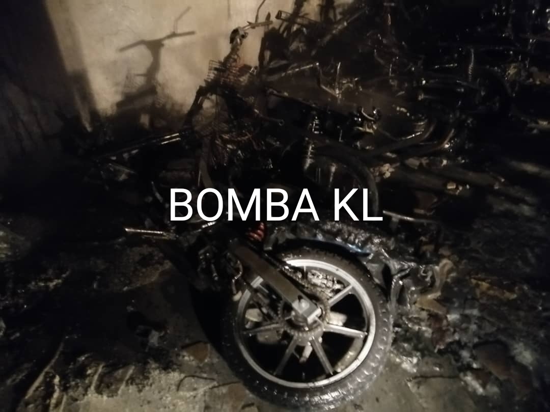 已签发/人民组屋停放摩哆车处失火·烧毁17辆摩哆车无人伤亡