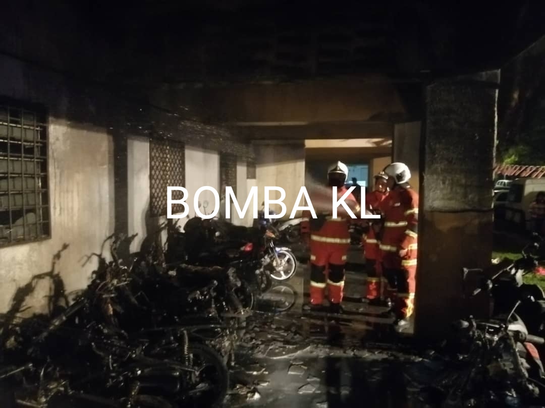 已签发/人民组屋停放摩哆车处失火·烧毁17辆摩哆车无人伤亡