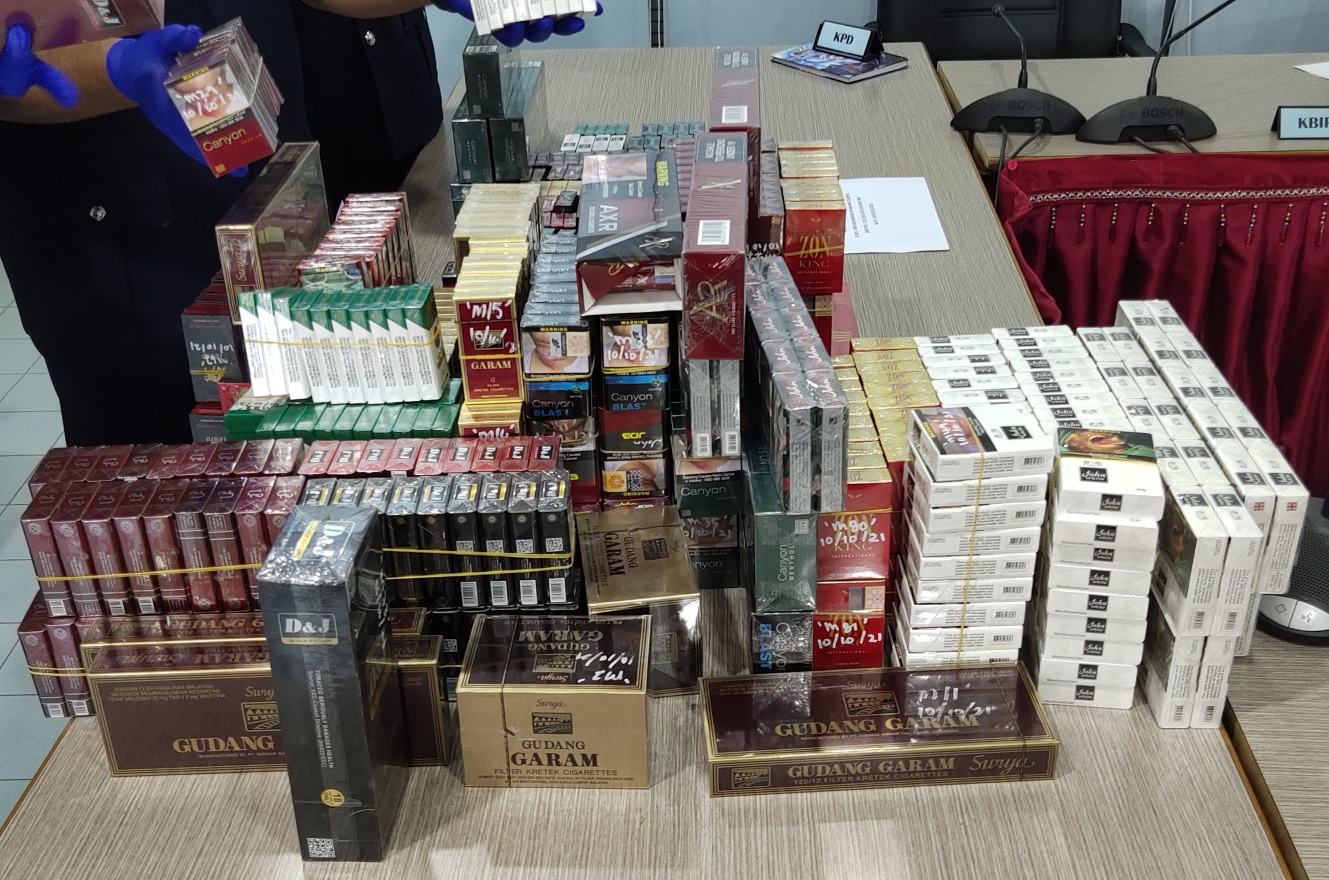 昔警突撃加什2杂货店,起获私烟捕2华男女