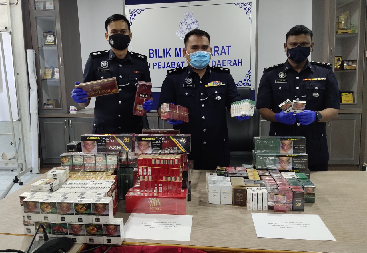 昔警突撃加什2杂货店,起获私烟捕2华男女