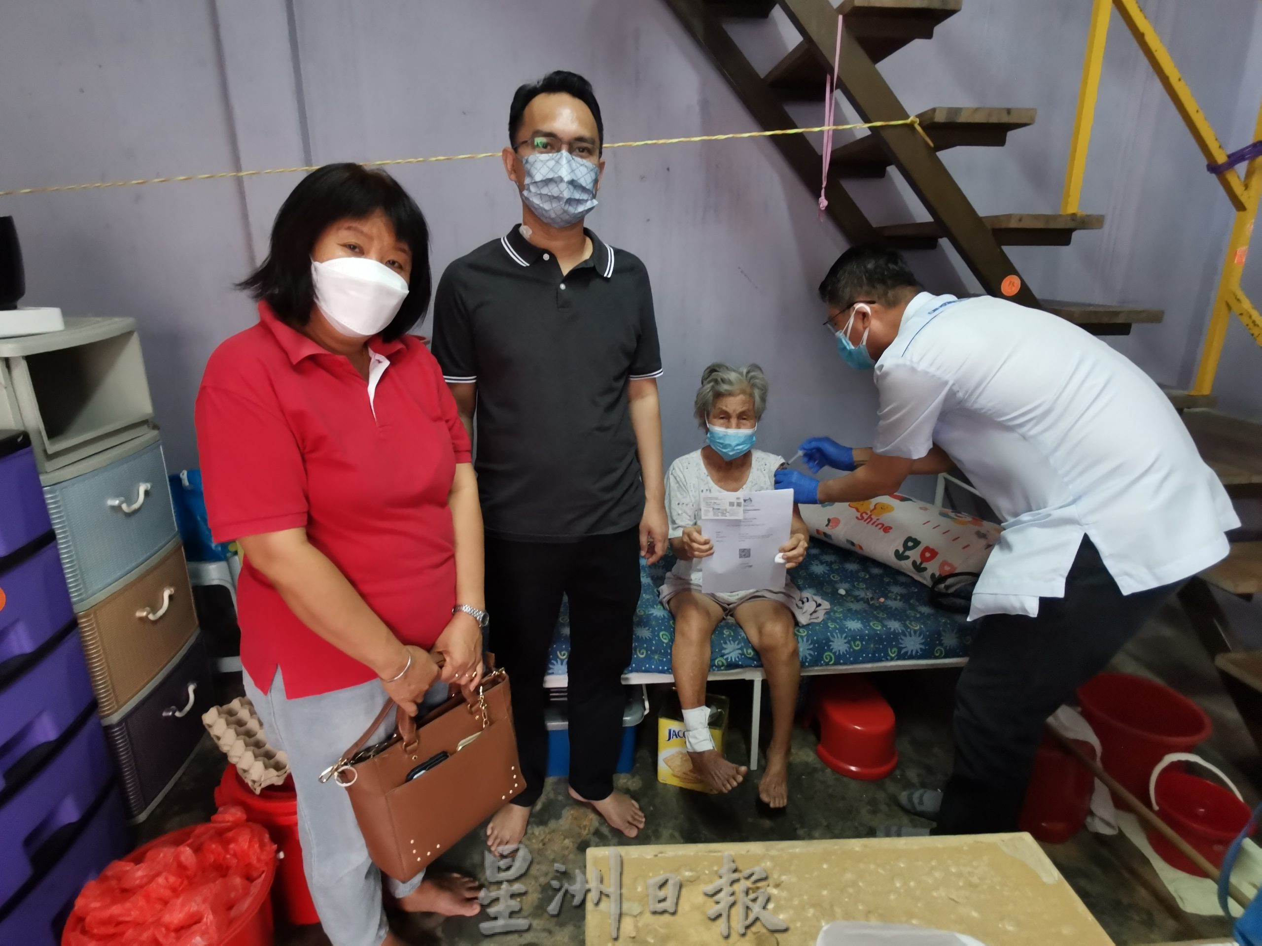 **已签发**柔：行动不便且无法登记，麻坡人民互助协会上门为老妇接种疫苗