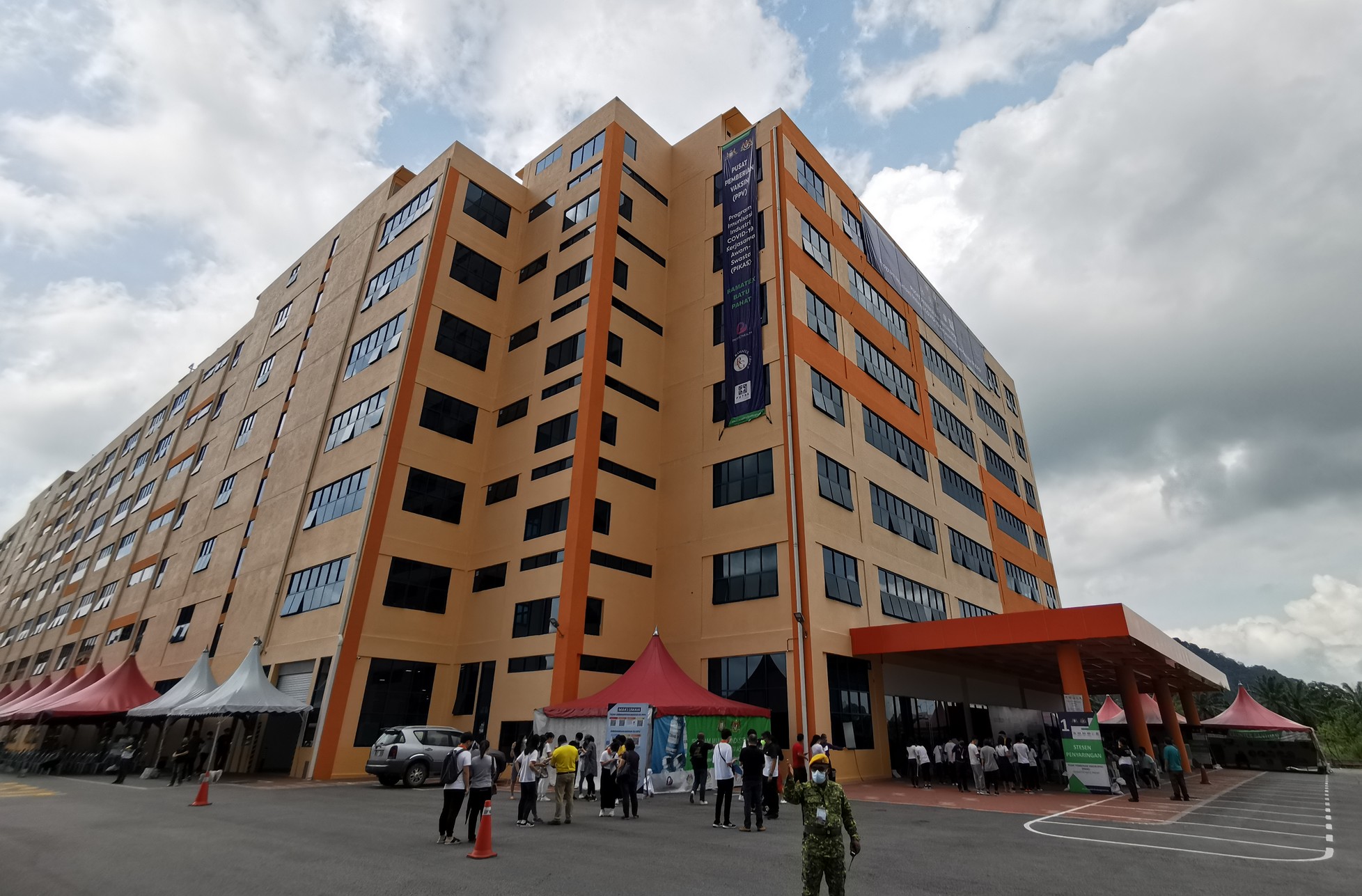 **已签发(请置头条)**柔:头条之一:峇144小学4841小六生,6日起在4中心接种疫苗