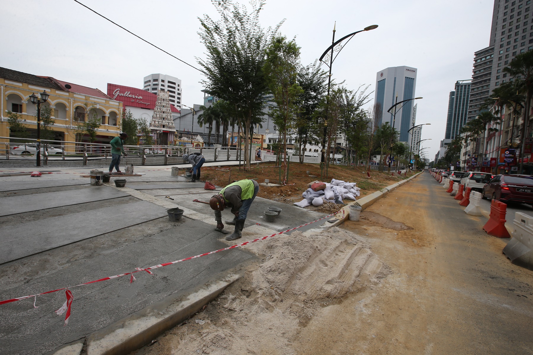 **已签发（请置头条）**柔：封面次头配文：提升工程致塞车或维持1个月，新山市长吁驾驶人暂避黄亚福街