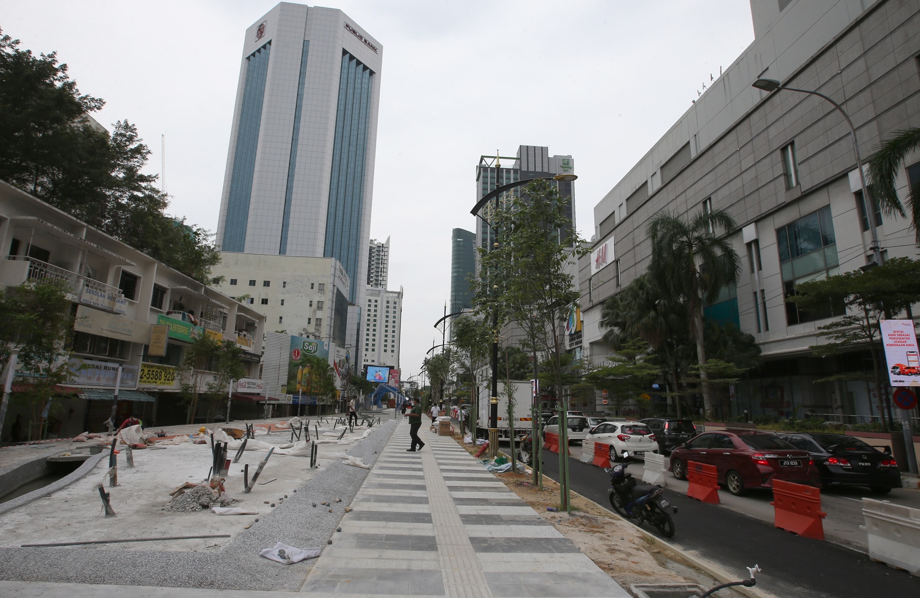 **已签发（请置头条）**柔：封面次头配文：提升工程致塞车或维持1个月，新山市长吁驾驶人暂避黄亚福街