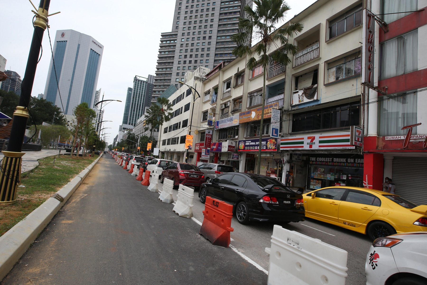 **已签发（请置头条）**柔：封面次头配文：提升工程致塞车或维持1个月，新山市长吁驾驶人暂避黄亚福街