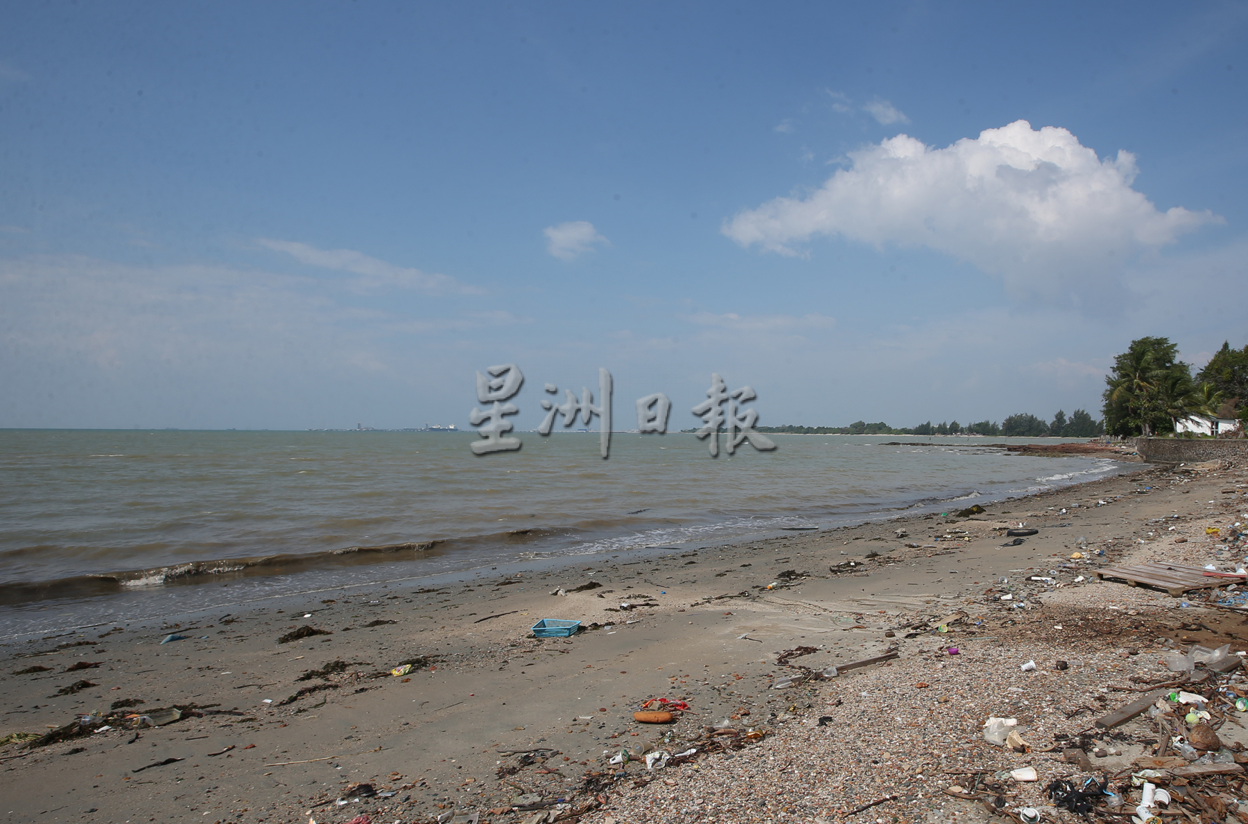 **已签发（请置头条）**柔：封面：【特稿】：从渔村蜕变石油工业重镇，边佳兰“虾笼”消逝发展洪流中